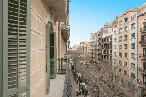 Huoneisto myytävänä Barcelona, Espanja, 5 makuuhuonetta, 128 m2 No. 192755 - kuva 23