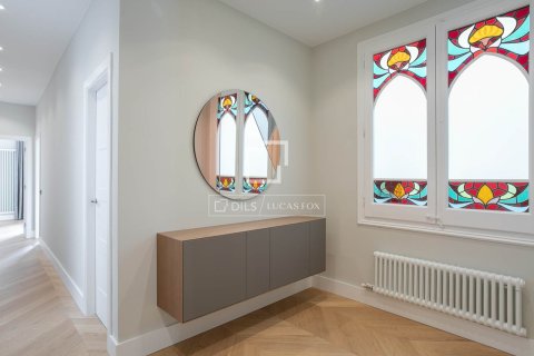 Huoneisto myytävänä Barcelona, Espanja, 5 makuuhuonetta, 128 m2 No. 192755 - kuva 12