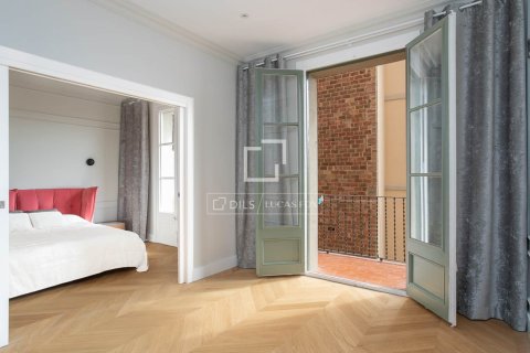 Huoneisto myytävänä Barcelona, Espanja, 5 makuuhuonetta, 128 m2 No. 192755 - kuva 27