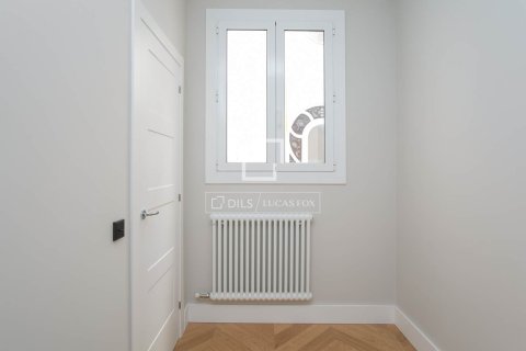 Huoneisto myytävänä Barcelona, Espanja, 5 makuuhuonetta, 128 m2 No. 192755 - kuva 13