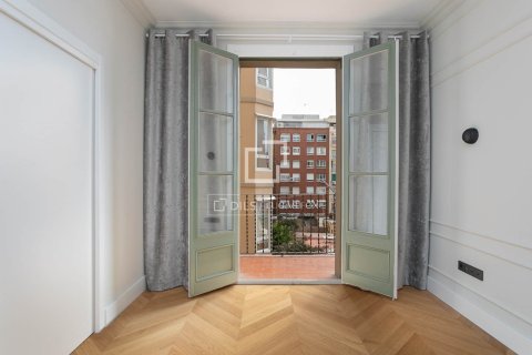 Huoneisto myytävänä Barcelona, Espanja, 5 makuuhuonetta, 128 m2 No. 192755 - kuva 25