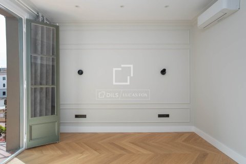 Huoneisto myytävänä Barcelona, Espanja, 5 makuuhuonetta, 128 m2 No. 192755 - kuva 29