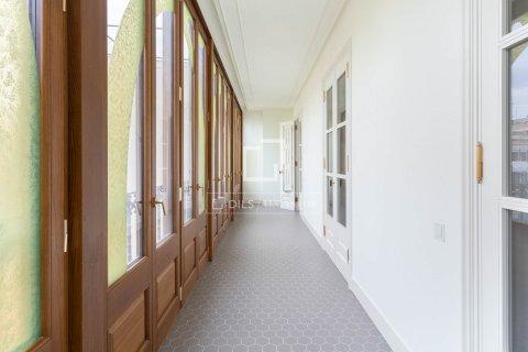 Huoneisto myytävänä Barcelona, Espanja, 2 makuuhuonetta, 127 m2 No. 192754 - kuva 12