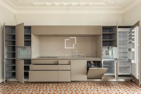 Huoneisto myytävänä Barcelona, Espanja, 2 makuuhuonetta, 127 m2 No. 192754 - kuva 2