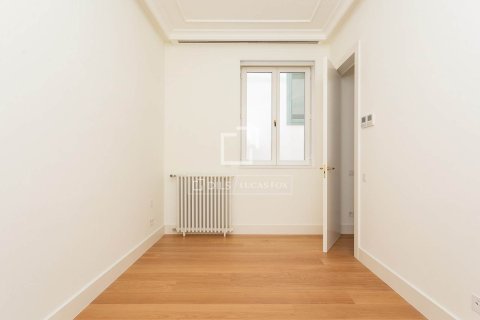 Huoneisto myytävänä Barcelona, Espanja, 2 makuuhuonetta, 127 m2 No. 192754 - kuva 9