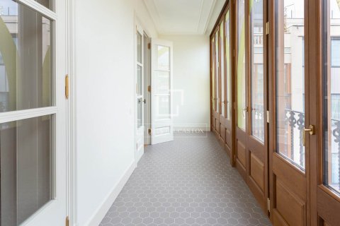 Huoneisto myytävänä Barcelona, Espanja, 2 makuuhuonetta, 127 m2 No. 192754 - kuva 13