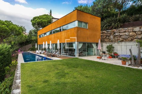 Villa i Cabrils, Barcelona, Spanien 2 sovrum, 290 kvm. Nr. 192750