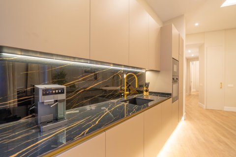 Apartment for sale in Madrid, Spain 3 bedrooms, 146 sq.m. No. 144368 - photo 18