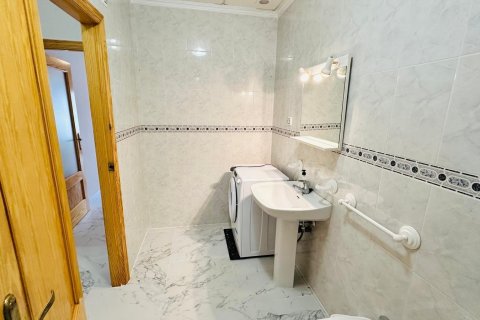 Apartment for sale in Torrevieja, Alicante, Spain 2 bedrooms, 68 sq.m. No. 182853 - photo 19