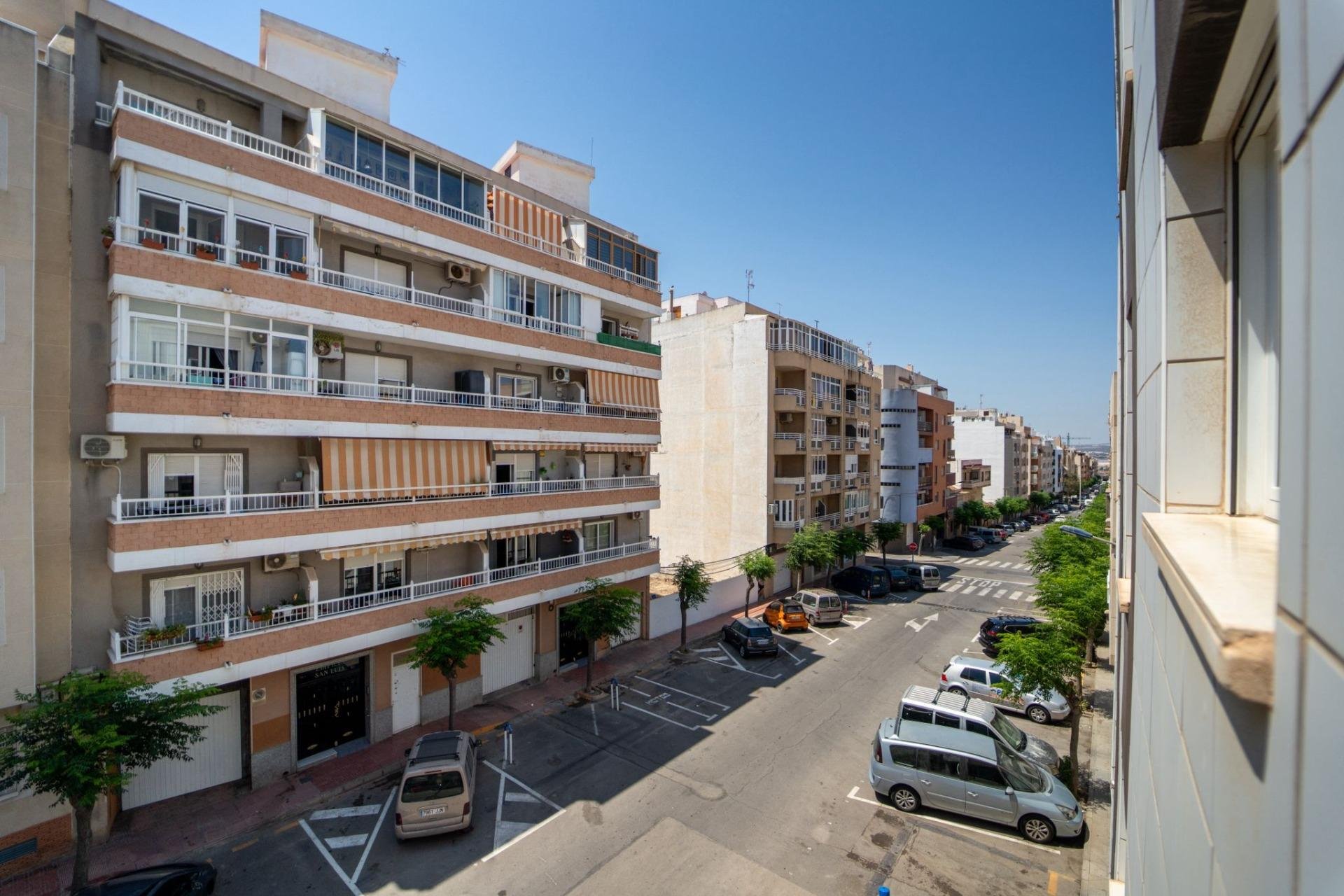 Apartment in Torrevieja, Alicante, Spain 2 bedrooms, 70 sq.m. No. 182852