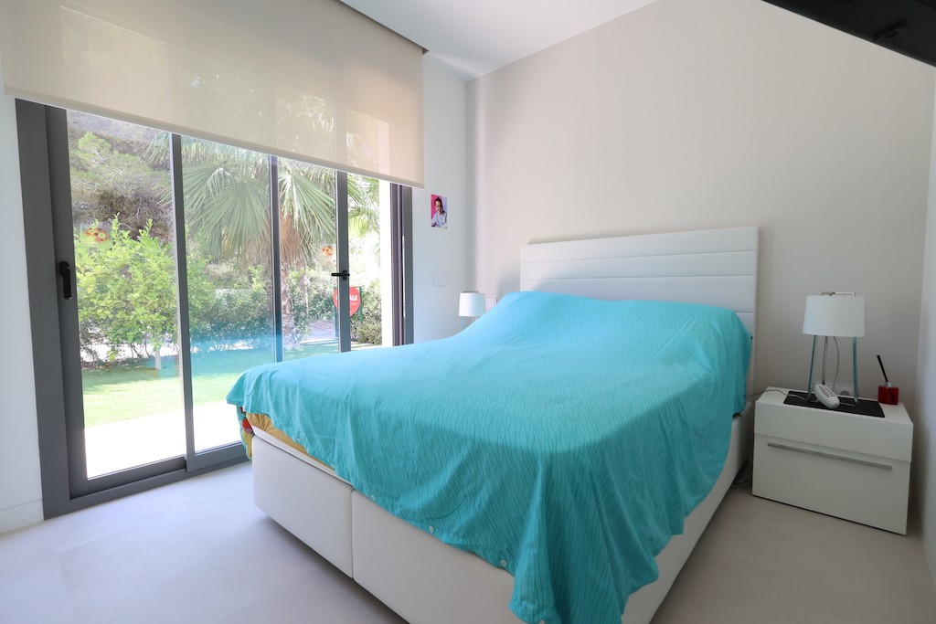 Villa en Campoamor, Alicante, España 4 dormitorios, 272 m2 No. 145334