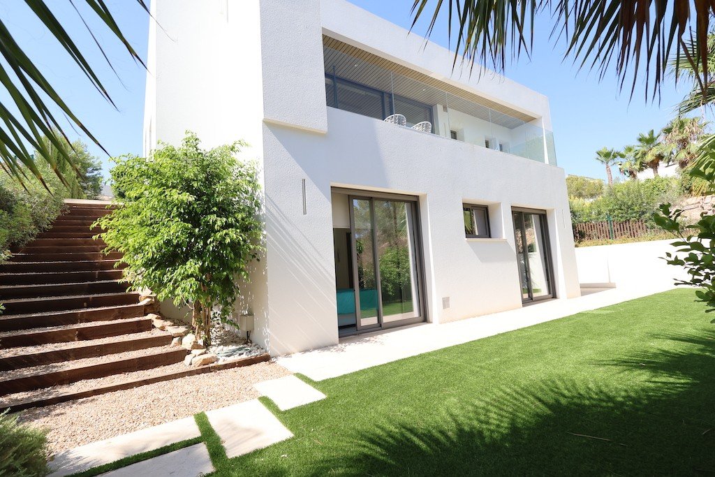 Villa en Campoamor, Alicante, España 4 dormitorios, 272 m2 No. 145334