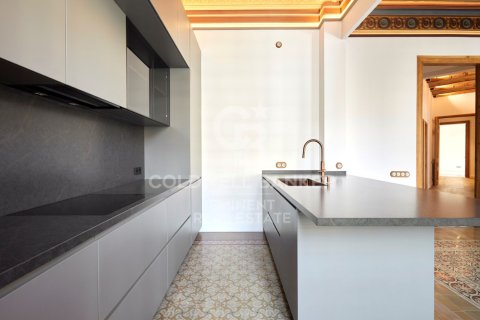 Apartment for sale in Barcelona, Spain 3 bedrooms, 209 sq.m. No. 156681 - photo 8