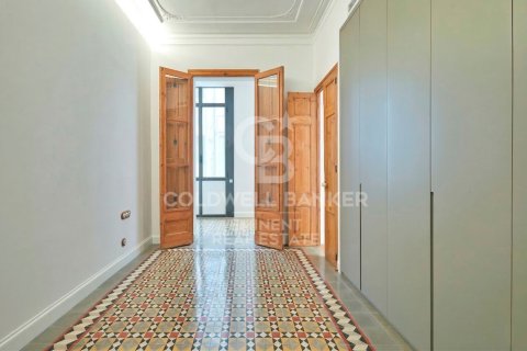 Apartment for sale in Barcelona, Spain 3 bedrooms, 209 sq.m. No. 156681 - photo 19