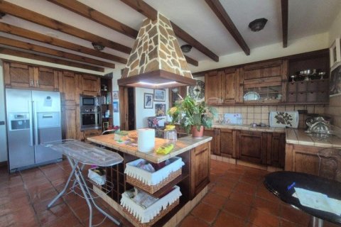 Villa for sale in El Roque, Tenerife, Spain 5 bedrooms, 450 sq.m. No. 194734 - photo 4