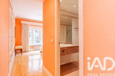 Apartament w Madrid, Hiszpania 4 sypialnie, 290 mkw. nr 172578 – zdjęcie 12