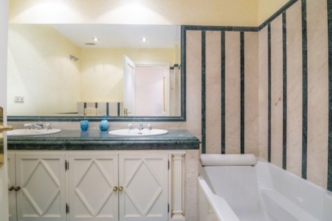 Huoneisto myytävänä Marbella, Malaga, Espanja, 3 makuuhuonetta, 255 m2 No. 133959 - kuva 14