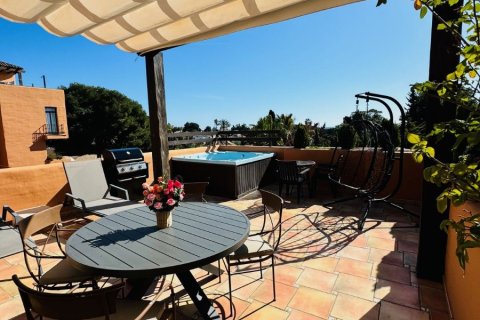 Huoneisto myytävänä El Paraiso, Malaga, Espanja, 3 makuuhuonetta, 235 m2 No. 133963 - kuva 2