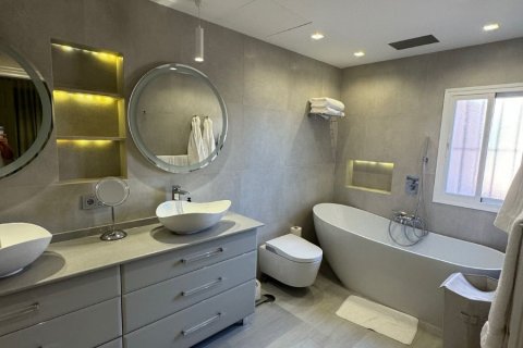 Huoneisto myytävänä El Paraiso, Malaga, Espanja, 3 makuuhuonetta, 235 m2 No. 133963 - kuva 12