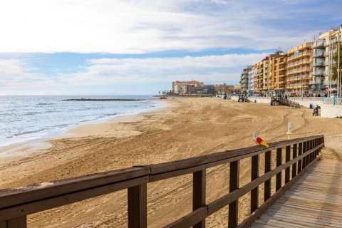 Apartamento en venta en Torrevieja, Alicante, España 1 dormitorio, 42 m2 No. 183397 - foto 2