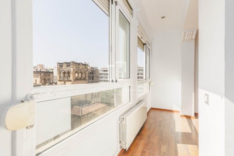 Apartment for sale in Barcelona, Spain 3 bedrooms, 120 sq.m. No. 164894 - photo 5
