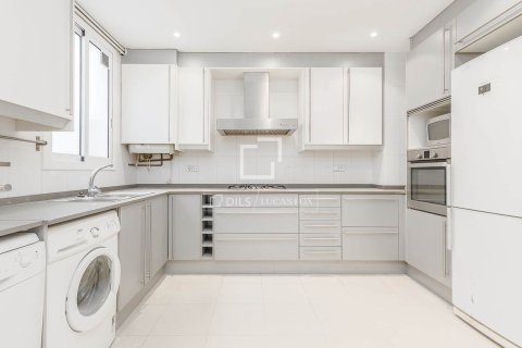 Apartment for sale in Barcelona, Spain 3 bedrooms, 120 sq.m. No. 164894 - photo 11