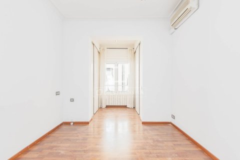 Apartment for sale in Barcelona, Spain 3 bedrooms, 120 sq.m. No. 164894 - photo 18