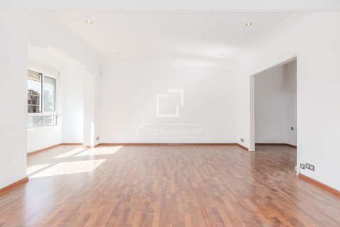 Apartment for sale in Barcelona, Spain 3 bedrooms, 120 sq.m. No. 164894 - photo 8