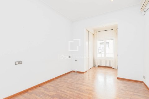 Apartment for sale in Barcelona, Spain 3 bedrooms, 120 sq.m. No. 164894 - photo 19