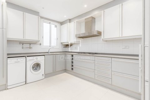 Apartment for sale in Barcelona, Spain 3 bedrooms, 120 sq.m. No. 164894 - photo 12