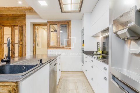 Apartment for sale in Barcelona, Spain 4 bedrooms, 123 sq.m. No. 164899 - photo 7