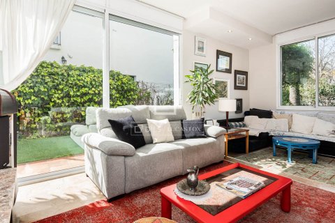 Villa for sale in Castelldefels, Barcelona, Spain 4 bedrooms, 260 sq.m. No. 164896 - photo 3