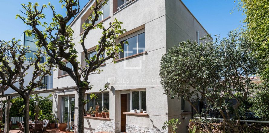 Villa in Castelldefels, Barcelona, Spain 4 bedrooms, 260 sq.m. No. 164896