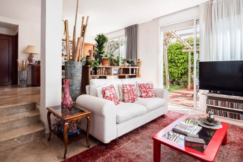 Villa for sale in Castelldefels, Barcelona, Spain 4 bedrooms, 260 sq.m. No. 164896 - photo 5