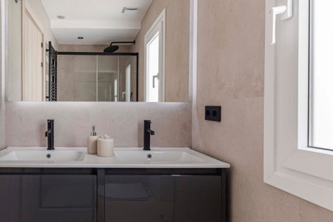 Huoneisto myytävänä Madrid, Espanja, 2 makuuhuonetta, 118 m2 No. 134729 - kuva 12