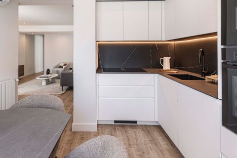 Huoneisto myytävänä Madrid, Espanja, 2 makuuhuonetta, 118 m2 No. 134729 - kuva 5