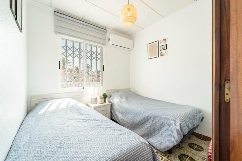 Townhouse for sale in Torrevieja, Alicante, Spain 4 bedrooms, 80 sq.m. No. 196820 - photo 17