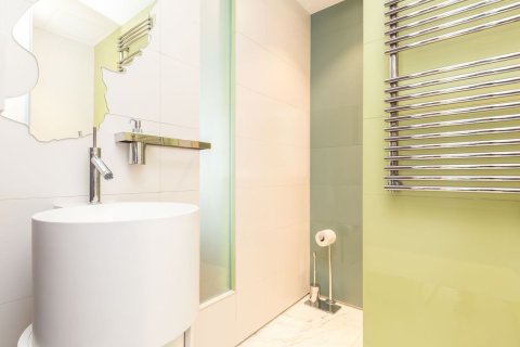 Apartment for sale in Barcelona, Spain 1 bedroom, 133 sq.m. No. 177352 - photo 29