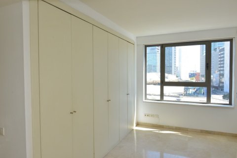 Apartment for sale in Barcelona, Spain 4 bedrooms, 141 sq.m. No. 177355 - photo 8