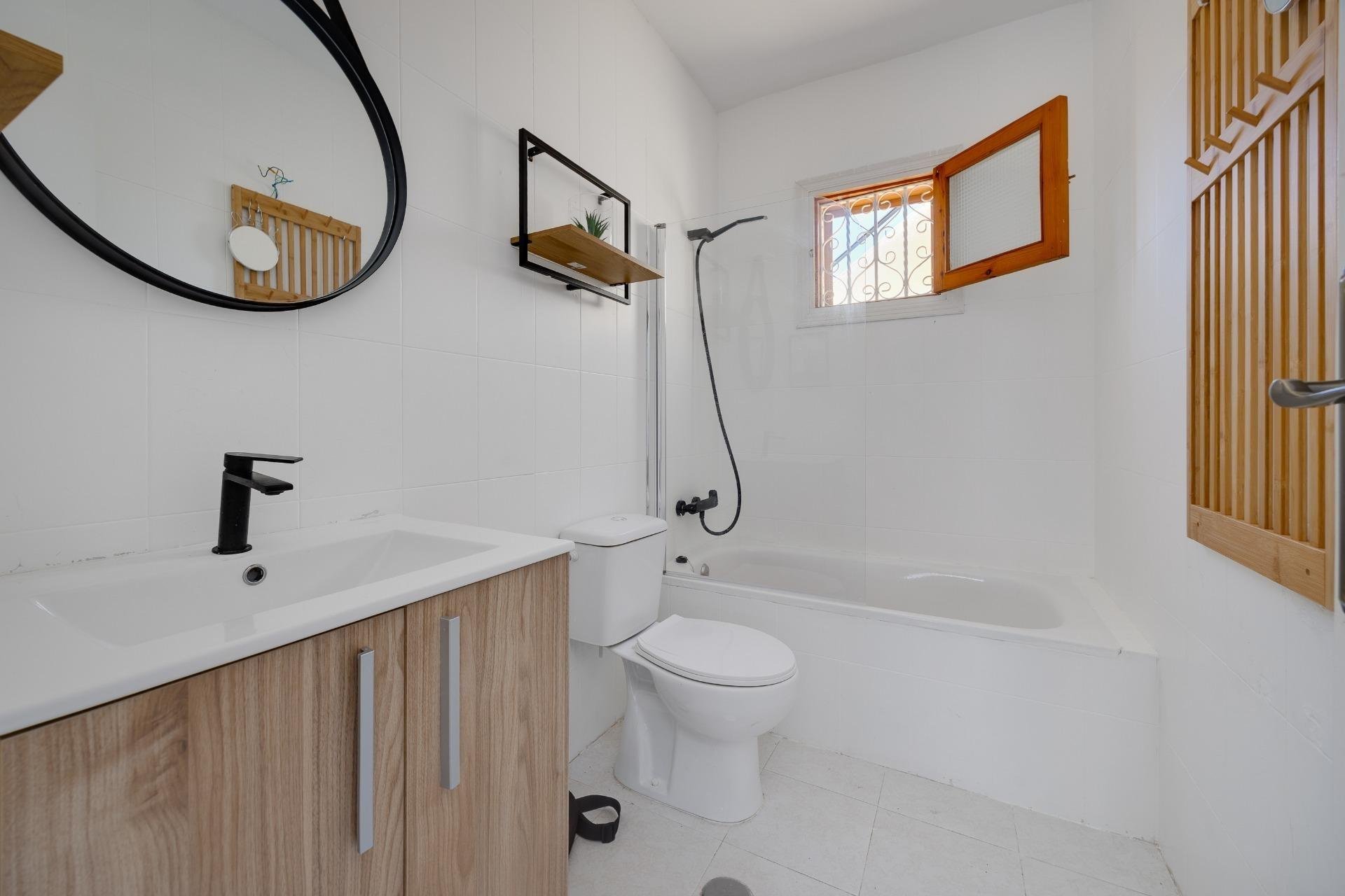 Apartamento en Torrevieja, Alicante, España 2 dormitorios, 59 m2 No. 193124