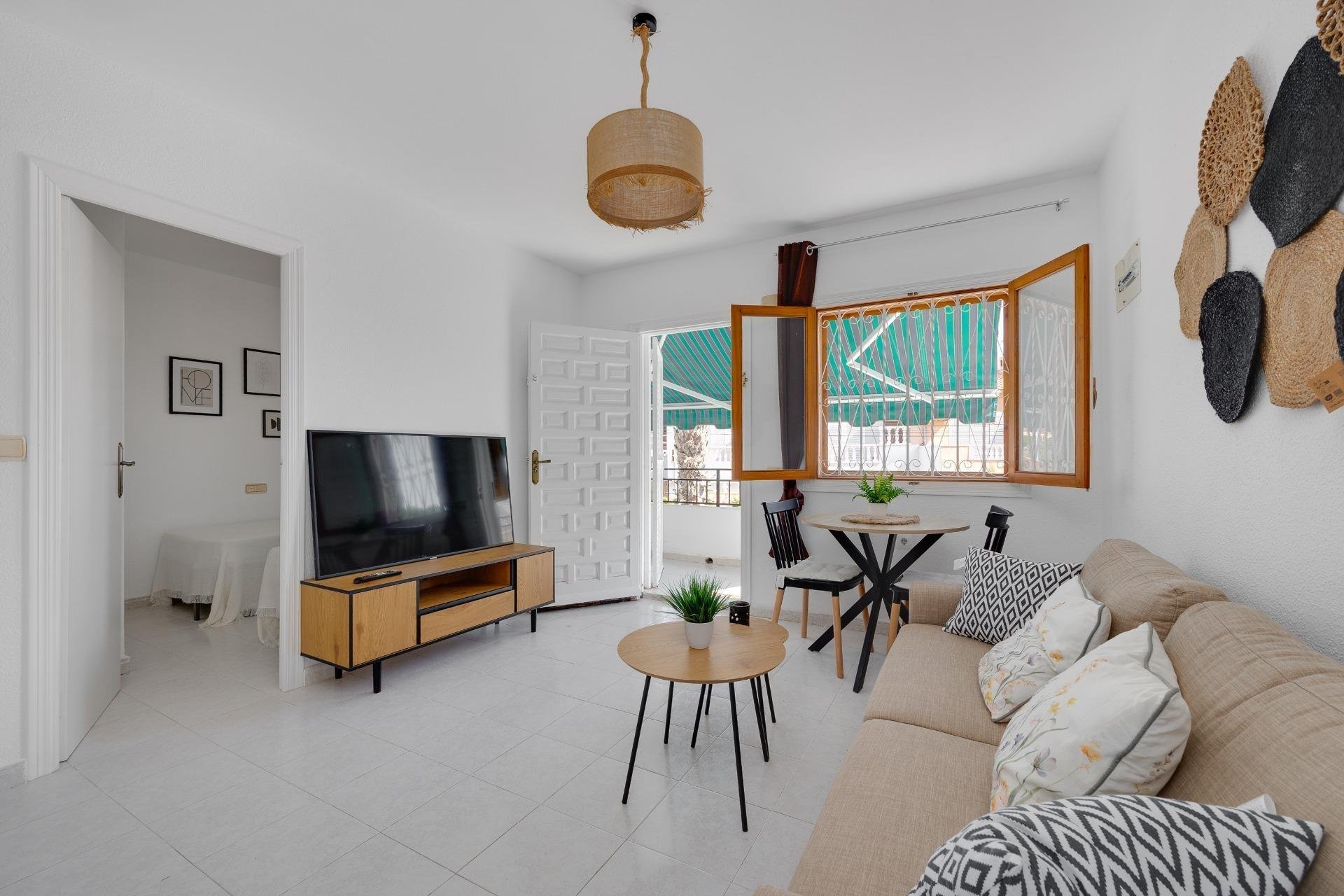 Apartamento en Torrevieja, Alicante, España 2 dormitorios, 59 m2 No. 193124