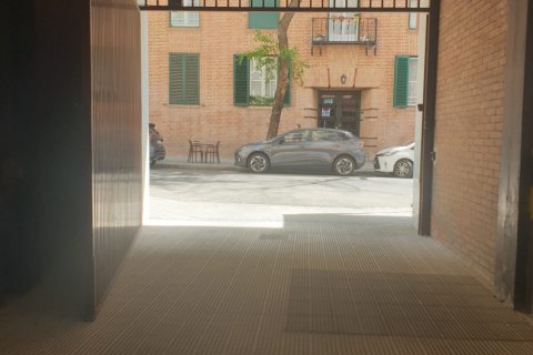 Autotallit myytävänä Madrid, Espanja , No. 184857 - kuva 2