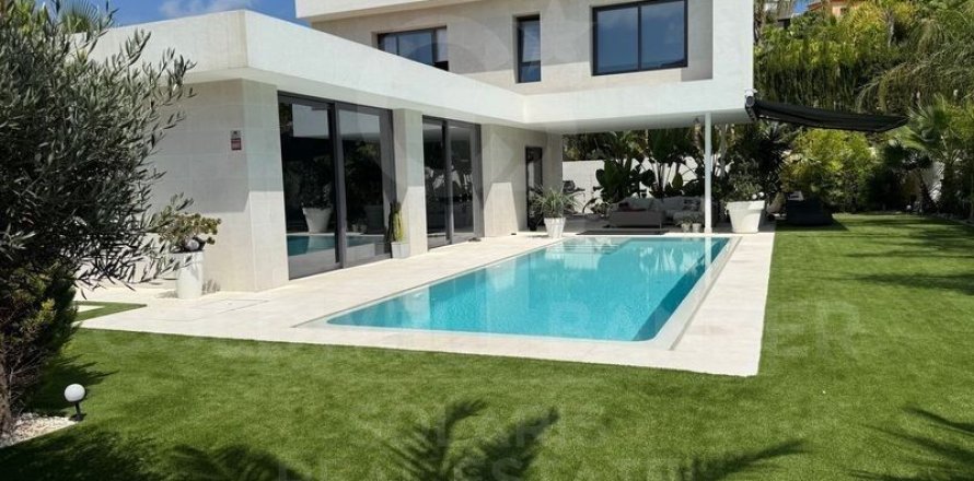 Villa in Calpe, Alicante, Spain 2 bedrooms, 200 sq.m. No. 157746