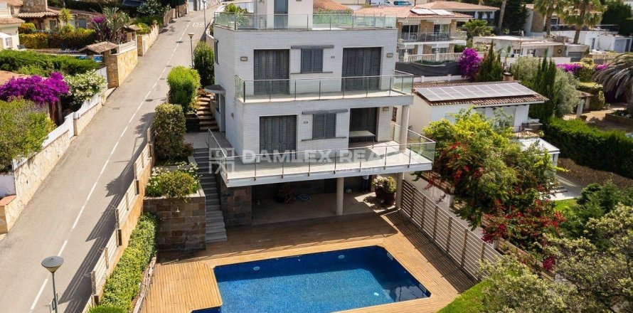 Villa in Lloret de Mar, Girona, Spain 3 bedrooms, 436 sq.m. No. 177010
