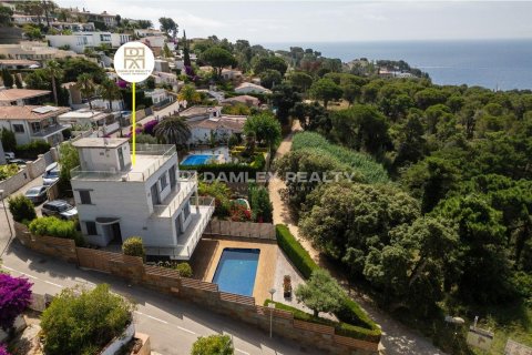 Villa for sale in Lloret de Mar, Girona, Spain 3 bedrooms, 436 sq.m. No. 177010 - photo 2