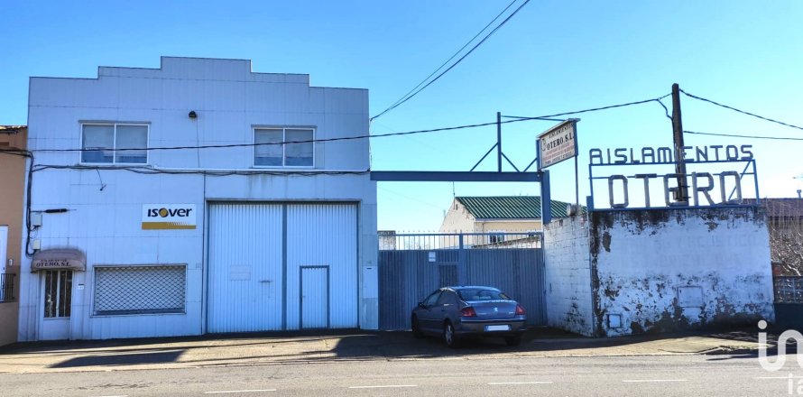 Commercial property in Santovenia de la Valdoncina, Leon, Spain 1839 sq.m. No. 153770