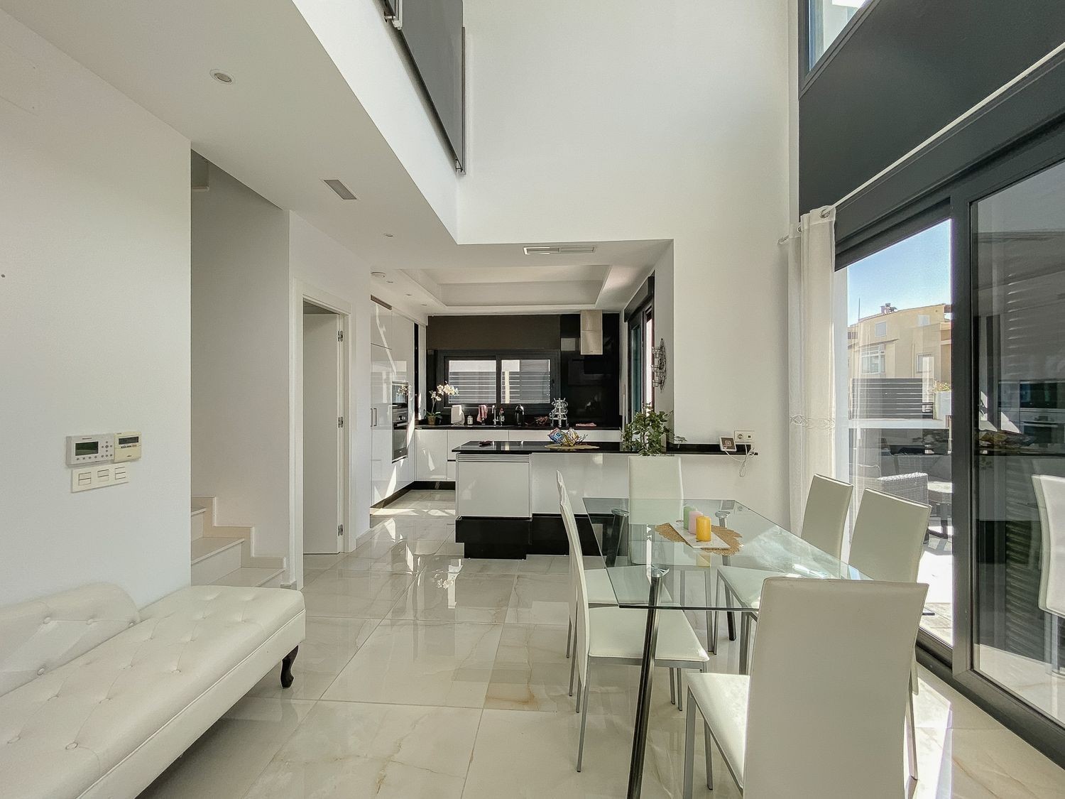 Villa en Torrevieja, Alicante, España 4 dormitorios, 219 m2 No. 133333