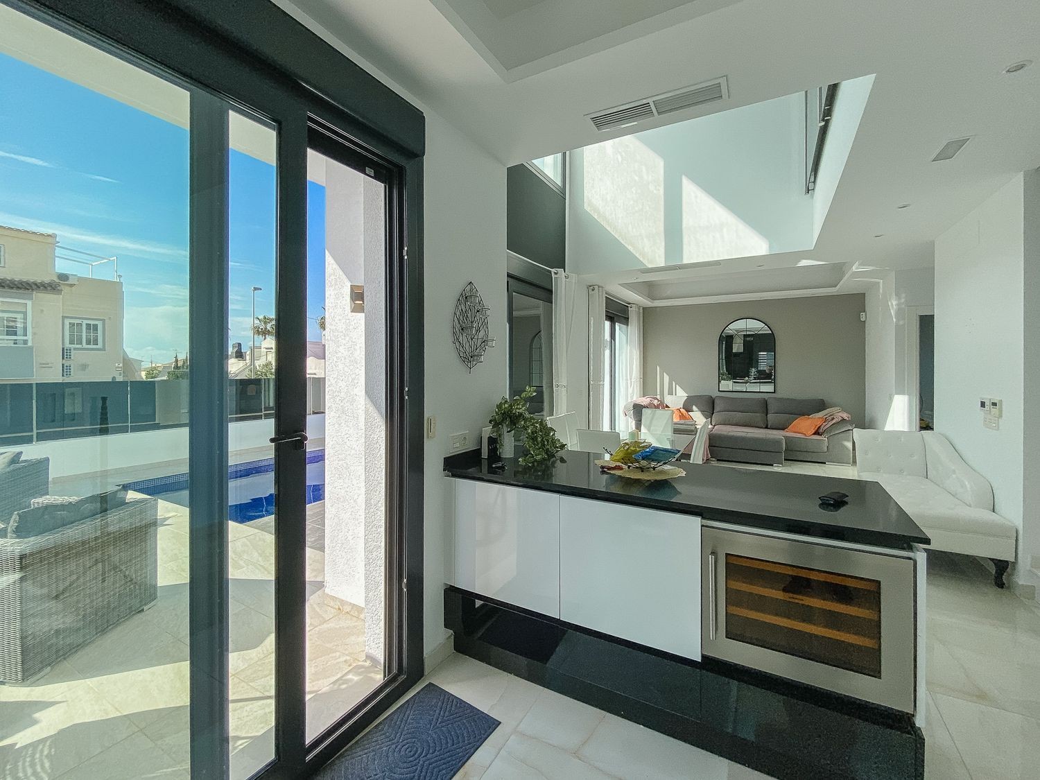 Villa en Torrevieja, Alicante, España 4 dormitorios, 219 m2 No. 133333
