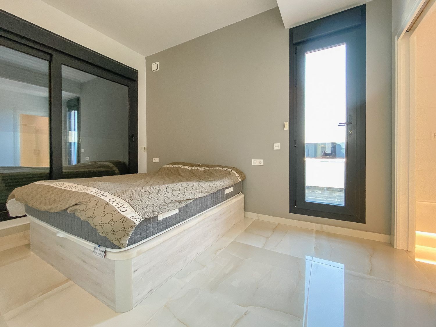 Villa en Torrevieja, Alicante, España 4 dormitorios, 219 m2 No. 133333