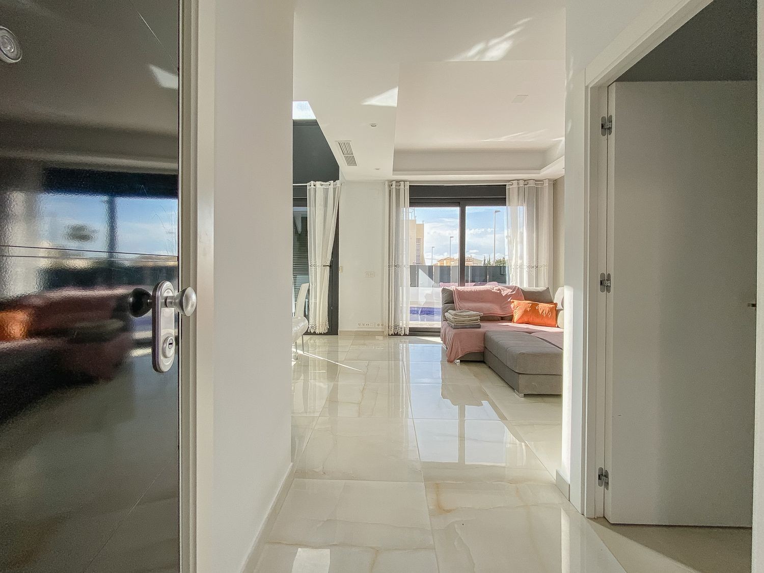 Villa en Torrevieja, Alicante, España 4 dormitorios, 219 m2 No. 133333